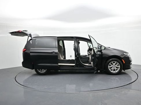 Used 2024 Chrysler Pacifica Touring-L FWD image 25