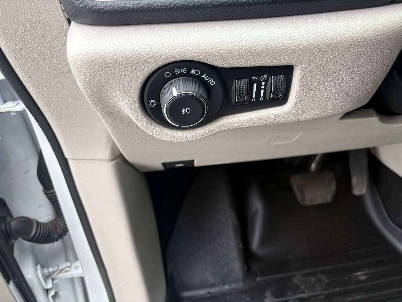 Used 2024 Chrysler Pacifica Limited FWD image 15