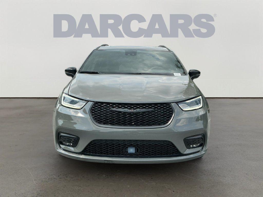 Used 2025 Chrysler Pacifica Limited FWD image 2