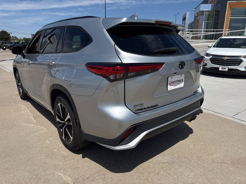 Used 2022 Toyota Highlander XSE AWD/4WD image 3
