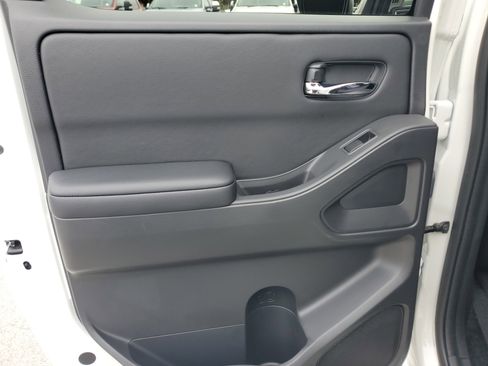 Used 2025 Nissan Frontier SV image 28