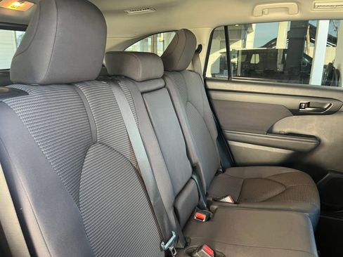 Used 2025 Toyota Highlander LE image 27