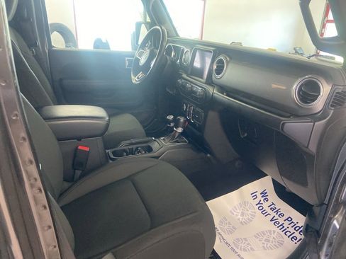 Used 2018 Jeep Wrangler Unlimited Sahara AWD/4WD image 21