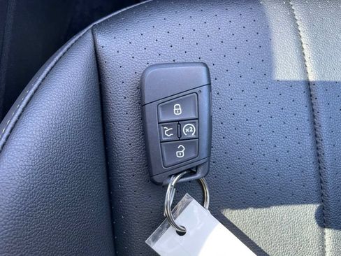Used 2024 Volkswagen Tiguan SE w/ Panoramic Sunroof Package AWD/4WD image 24