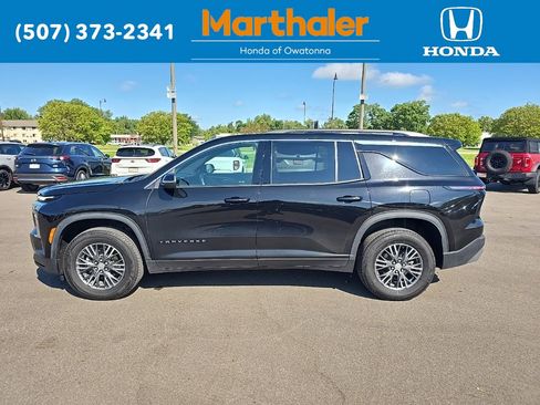 Used 2025 Chevrolet Traverse LT image 2