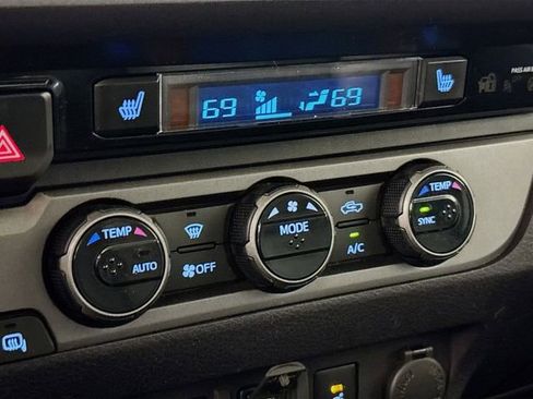 Used 2018 Toyota Tacoma TRD Sport image 18