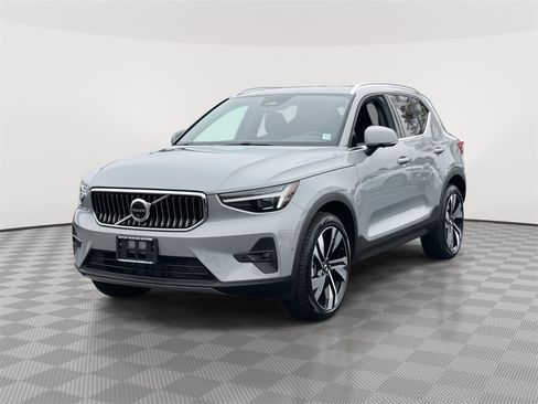 Used 2025 Volvo XC40 B5 Ultra w/ Protection Package Premier image 2