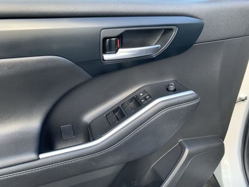 Used 2023 Toyota Highlander XLE image 16