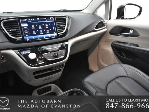 Used 2024 Chrysler Pacifica Touring-L image 30