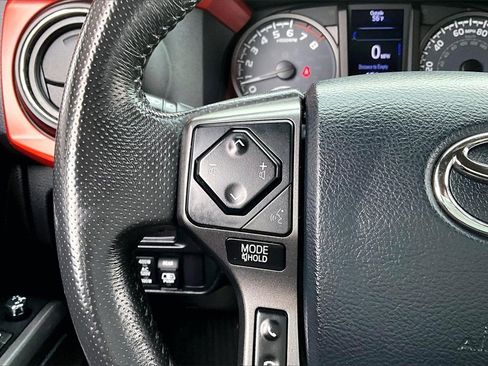 Used 2017 Toyota Tacoma TRD Off-Road image 11