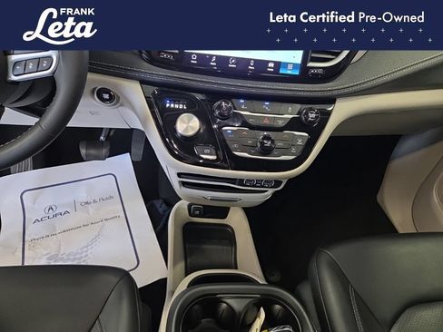 Used 2023 Chrysler Pacifica Touring-L FWD image 11