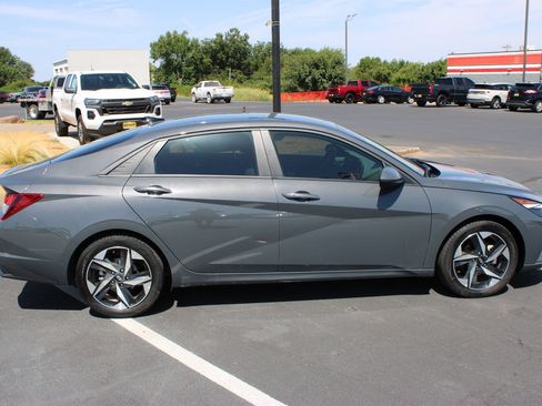 Used 2023 Hyundai Elantra SEL w/ Convenience Package FWD image 9