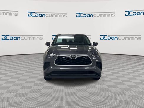 Used 2022 Toyota Highlander L FWD image 3