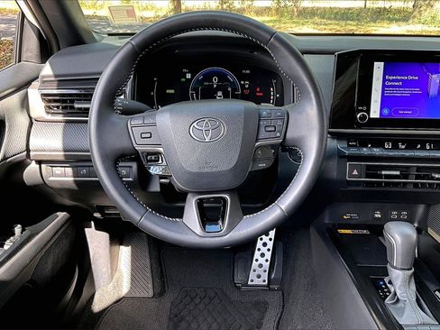 Used 2025 Toyota Camry SE image 8