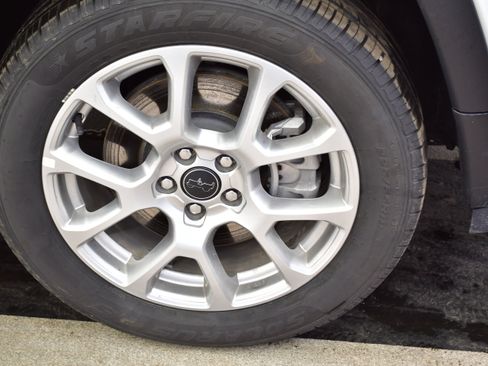 Used 2025 Jeep Compass Limited image 38