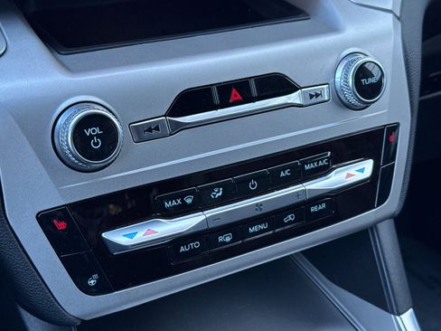 Used 2021 Ford Explorer XLT w/ Equipment Group 202A image 19