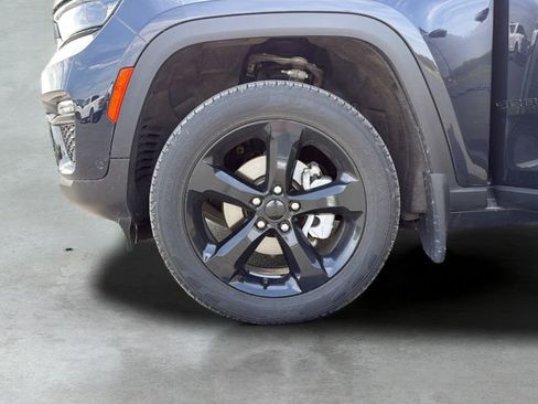 Used 2024 Jeep Grand Cherokee Limited w/ Luxury Tech Group II AWD/4WD image 39