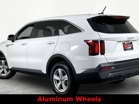 Used 2023 Kia Sorento LX AWD/4WD image 4