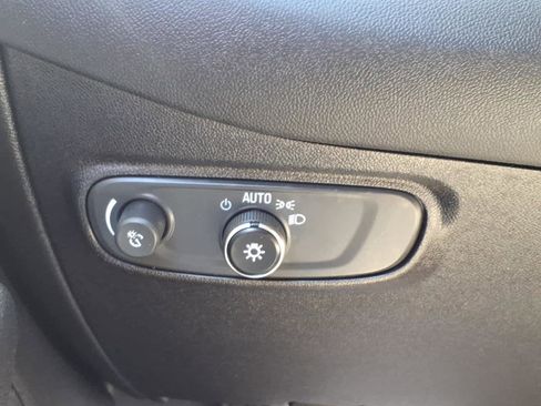 Used 2018 Chevrolet Equinox LT image 18