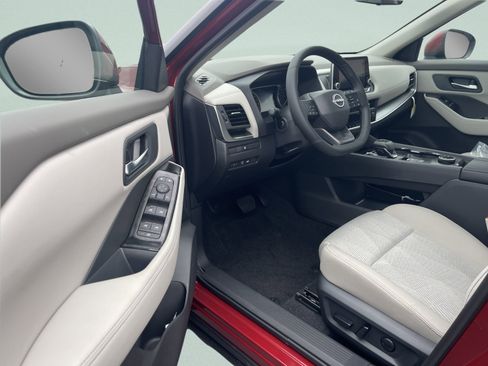 Used 2025 Nissan Rogue SV image 15