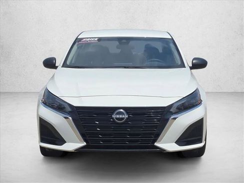 Used 2025 Nissan Altima 2.5 SV FWD image 2