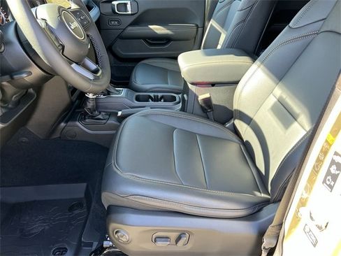 New 2025 Jeep Gladiator Sport image 19