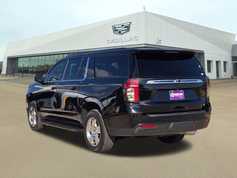 Used 2022 Chevrolet Suburban LT w/ Luxury Package image 4