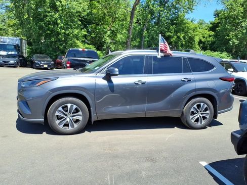 Used 2021 Toyota Highlander XLE AWD/4WD image 18