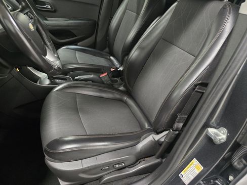 Used 2020 Chevrolet Trax LT w/ LT Convenience Package image 19