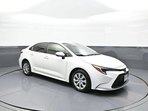 Certified 2024 Toyota Corolla LE AWD/4WD image 4