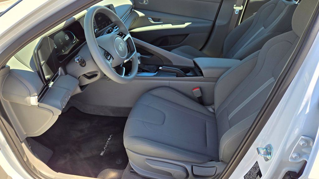 Used 2026 Hyundai Elantra SE FWD image 13