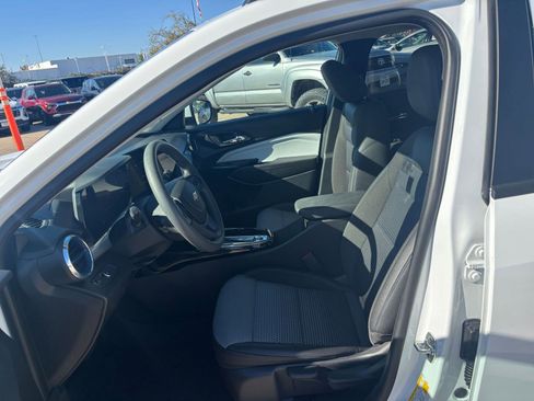 Used 2025 Chevrolet Trax LT image 24