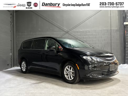 Used 2017 Chrysler Pacifica Touring FWD image 1