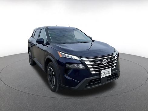 Used 2025 Nissan Rogue SV image 3