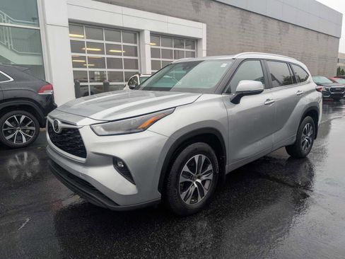 Certified 2023 Toyota Highlander XLE image 3