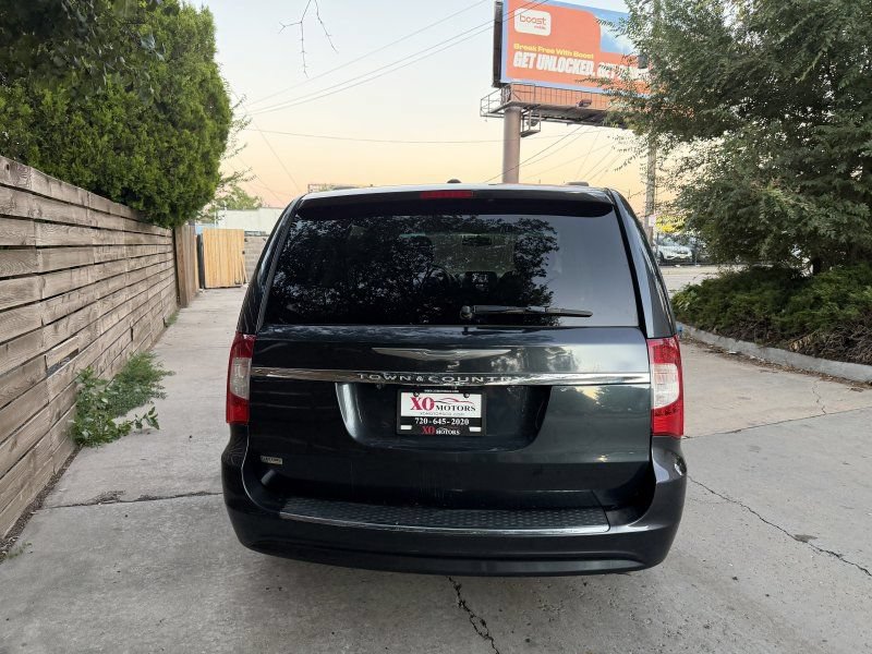 Used 2014 Chrysler Town & Country Touring FWD image 6