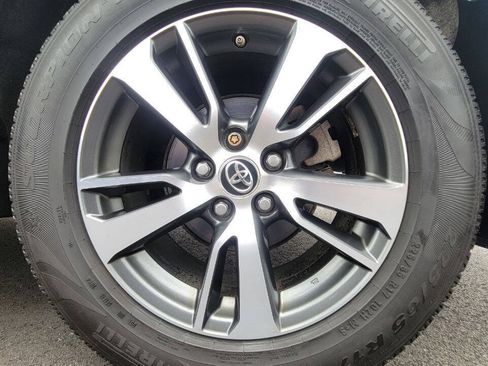 Used 2018 Toyota RAV4 XLE AWD/4WD image 30