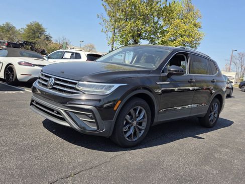Used 2023 Volkswagen Tiguan SE image 1