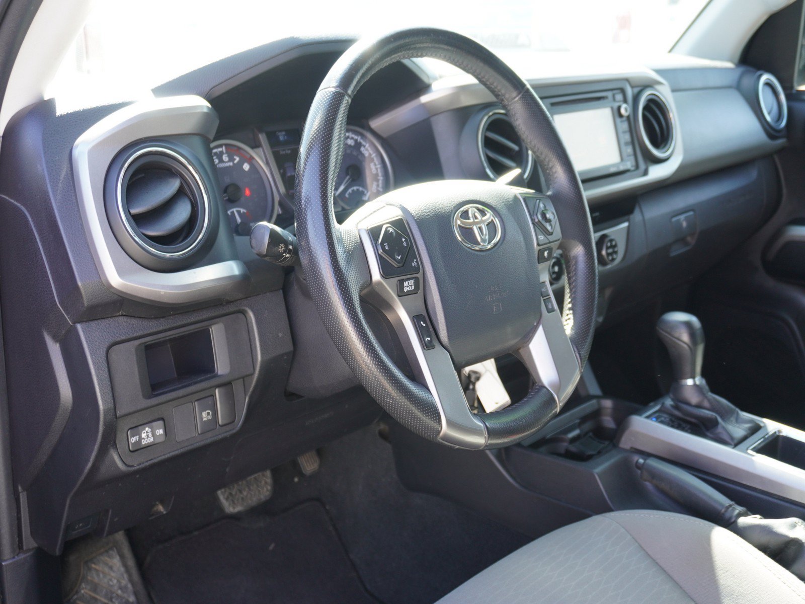 Used 2018 Toyota Tacoma SR5 RWD image 19