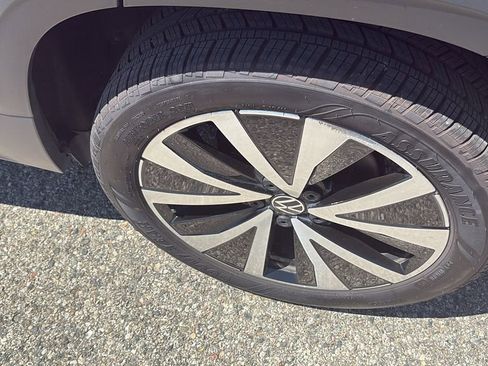 Used 2024 Volkswagen Taos SE image 25