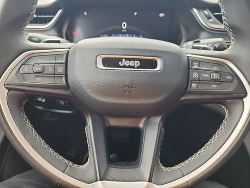 Used 2023 Jeep Grand Cherokee Laredo AWD/4WD image 15