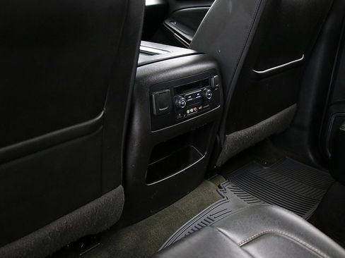 Used 2016 Chevrolet Suburban LT image 15