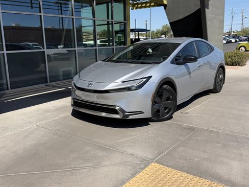 Used 2025 Toyota Prius Plug-In Hybrid FWD image 2