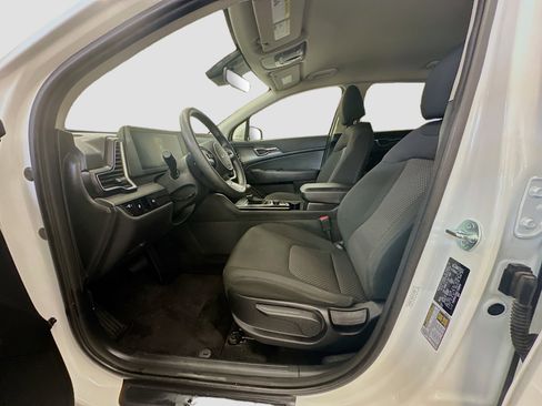 Used 2025 Kia Sportage LX image 13