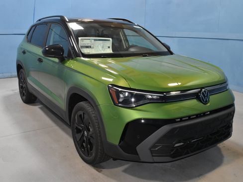 New 2026 Volkswagen Taos SE FWD image 1