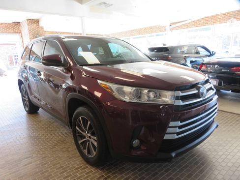 Used 2019 Toyota Highlander SE image 3