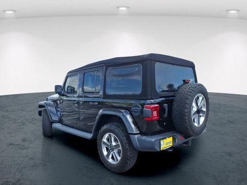 Used 2018 Jeep Wrangler Unlimited Sahara AWD/4WD image 9
