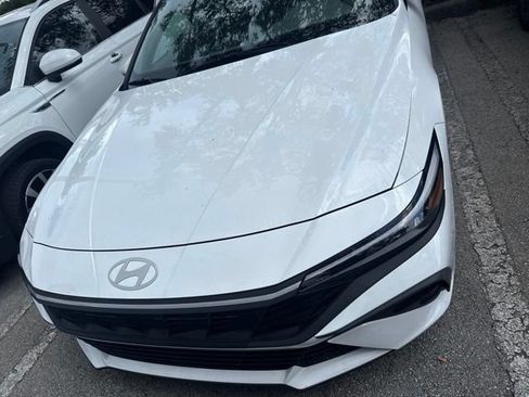 Certified 2025 Hyundai Elantra SE FWD image 2