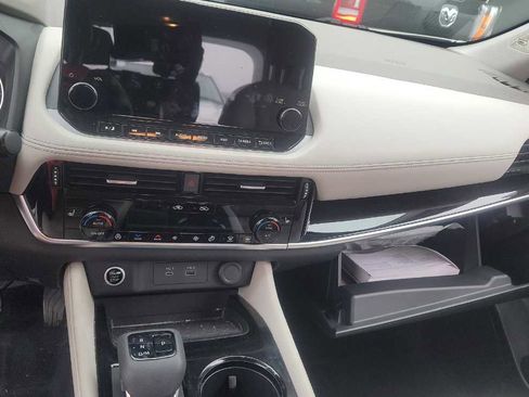 Used 2023 Nissan Rogue SL w/ SL Premium Package image 14