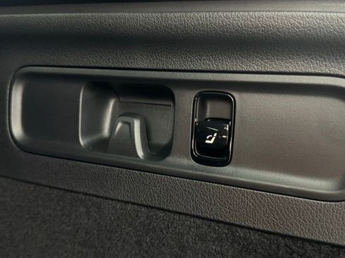 Used 2025 Mercedes-Benz GLC 300 4MATIC image 12